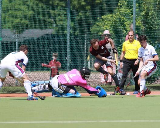 Maximilian Stephan (Mitte) (Münchner SC) gegen Torwart Lukas Stumpf und Tino Nguyen Luong (Mannheimer HC) Hockey 1. BL München 13.05.2018 Münchner SC (rot-grau) - Mannheimer HC (weiss) *** Maximilian Stephan mid Munich SC against goalkeeper Lukas Stumpf and Tino Nguyen Luong Mannheim HC Hockey 1 BL Munich 13 05 2018 Munich SC red gray Mannheim HC white