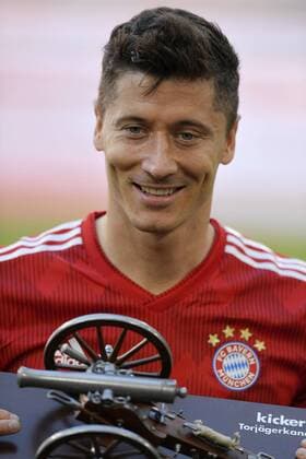 12.05.2018, Fussball 1. Bundesliga 2017 2018, 34. Spieltag, FC Bayern München - VfB Stuttgart, in der Allianz-Arena München. Siegerehrung Deutscher Meister Bayern München, Robert Lewandowski (FC Bayern München) mit der Torjägerkanone des Kicker für den Bundesliga-Torschützenkönig 2018. *** 12 05 2018 Football 1 Bundesliga 2017 2018 34 Matchday FC Bayern Munich VfB Stuttgart in the Allianz Arena Munich Award ceremony German champion Bayern Munich Robert Lewandowski Bayern Munich with the scorer of the kicker for the Bundesliga top scorer in 2018
