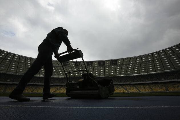 May 14, 2018 - Kiev, Ukraine - Workers prepare the NSC Olimpiyskiy stadiumfor the final match of the UEFA Champions League, Kyiv, Ukraine, May, 2018 . Kyiv for the 2018 UEFA Champions League final between Real Madrid and Liverpool has been putting the finishing touches to decorations and installing facilities with over 870,000 euros spent on infrastructure. Kyiv prepares NSC Olimpiyskiy for UCLF  - ZUMAn230 20180514_zaa_n230_682 Copyright: xSergiixKharchenkox