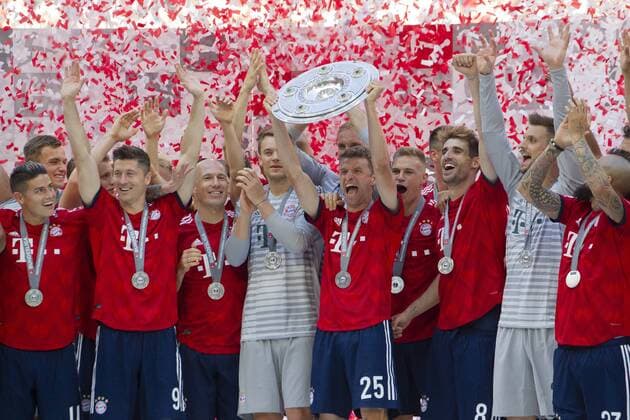 Thomas MUELLER (MÜLLER) ( 25, M) mit Meisterschale. Fussball, FC Bayern Muenchen (M) - VfB Stuttgart (S) 1:4, Bundesliga, 34.Spieltag, Saison 2017 2018, am 12.05.2018 in Muenchen A L L I A N Z A R E N A Deutschland. Meister,Meisterschaft,Fussballmeister.
