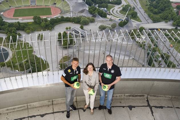PK zu den Handball Laenderspielen in der Olympiahalle. Olympiaturm Muenchen. 15.05.2018 Im Bild: Bundestrainer Christian Prokop (Männer) und Henk Groener (Frauen) Olympiapark-Geschäftsführerin Marion Schöne Â