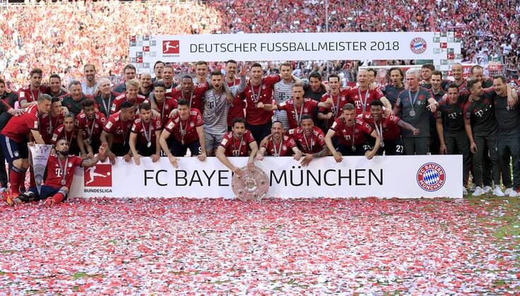 MUELLER Thomas Kapitaen Team FC Bayern Muenchen bei der Siegerehrung mit der Meistermannschaft Deutscher Fussball Meister 2018 Fussball Bundesliga DFL Saison 2017-2018 Spiel FC Bayern Muenchen - VfB Stuttgart mit Meisterfeier 2018 am 12.Mai 2015 in der Allianz Arena