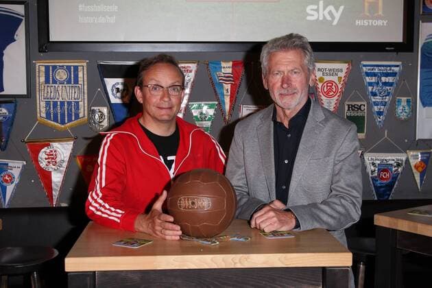 Wigald Boning und Paul Breitner, History of Football Preview Screening Deutschland deine Fussballseele mit Wigald Boning und Paul Breitner in der Fussball-Kneipe Stadion in Muenchen am 15.05.2018