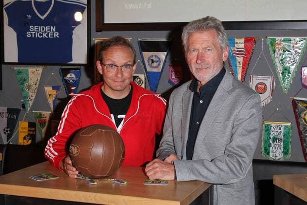 Wigald Boning und Paul Breitner, History of Football Preview Screening Deutschland deine Fussballseele mit Wigald Boning und Paul Breitner in der Fussball-Kneipe Stadion in Muenchen am 15.05.2018