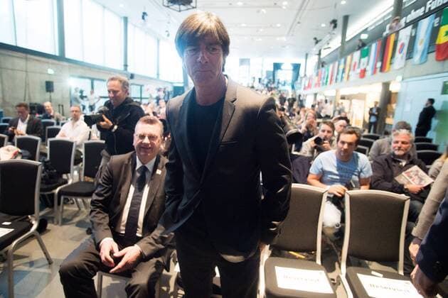 Joachim LOEW (mi., Löw, Jogi, Bundestrainer GER) und Reinhard Dieter GRINDEL (DFB-Praesident) vor der Bekanntgabe, halbe Figur, Halbfigur, Kaderbekanntgabe der deutschen Nationalmannschaft (GER) vor der WM 2018, im Fussballmuseum in Dortmund am 15.05.2018. Â