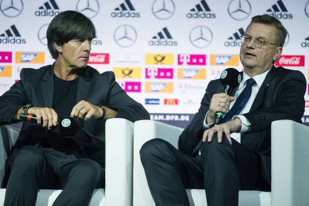 Joachim LOEW (li., Löw, Jogi, Bundestrainer GER) und Reinhard Dieter GRINDEL (DFB-Praesident) auf der Buehne, Bühne, halbe Figur, Halbfigur, redet, redend, Kaderbekanntgabe der deutschen Nationalmannschaft (GER) vor der WM 2018, im Fussballmuseum in Dortmund am 15.05.2018. Â