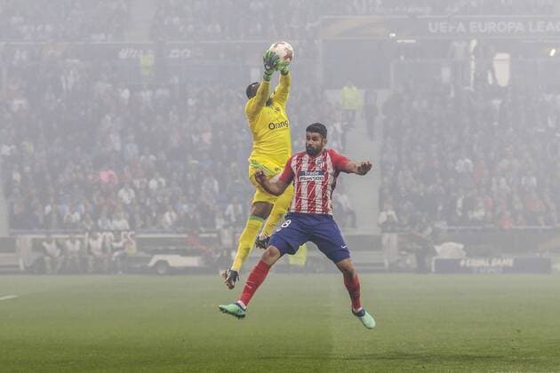 (L-R) goalkeeper Steve Mandanda of Olympique Marseille, Diego Costa of Club Atletico de Madrid during the UEFA Europa League final match between Olympique Marseille and Atletico de Madrid at Stade de Lyon, on May 16, 2018 in Lyon, France UEFA Europa League 2017 2018 xVIxVIxImagesx xMauricexvanxSteenxIVx 10957844