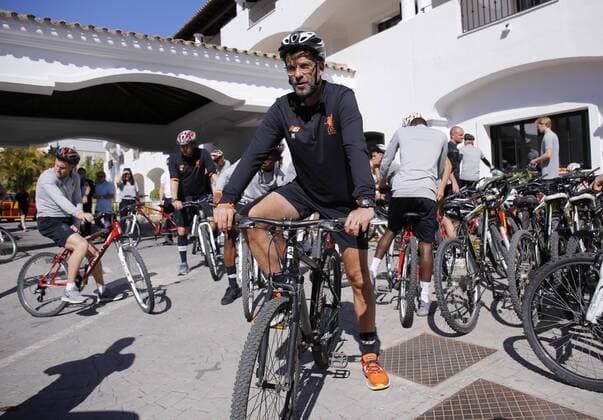 Bilder des Tages - SPORT Llegada del Liverpool al hotel La Quinta en Marbella. En la imagen, Jurgen Klopp.Arrival of Liverpool at La Quinta hotel in Marbella. In this picture, Jurgen Klopp. 