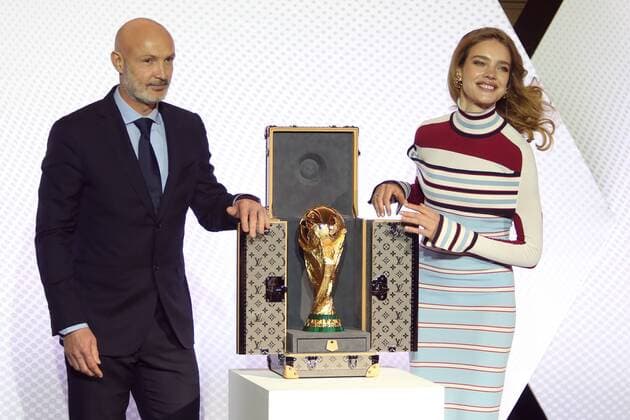 Themen der Woche - SPORT KW20 Bilder des Tages - SPORT Franck Leboeuf - Natalia Mikhailovna Vodianova FOOTBALL : Nouvel ecrin Louis Vuitton du trophee de la coupe du monde FIFA - 17 05 2018 MichaelBaucher Panoramic 