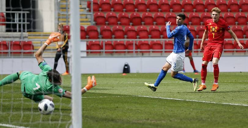 Italy v Belgium UEFA EURO EM Europameisterschaft Fussball U17 U 17 Championship Semi-Final Yorbe Vertessen (r) of Belgium scoring to make it 1-1 during the UEFA Euro U17 Championship Semi-Final match at the New York Stadium, Rotherham Content Not Available For UK Newspapers Copyright: xSimonxMoorex FIL-11810-0006