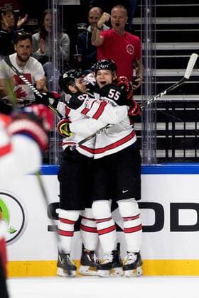 180517 Kanadas Connor McDavid och malvakt Darcy Kuemper jublar efter 0-1 under kvartsfinalen i ishockey-VM mellan Ryssland och Kanada den 17 maj 2018 i Köpenhamn. Copyright: PETTERxARVIDSON BB180517PA002