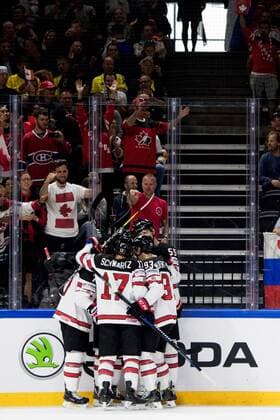 180517 Kanadas Colton Parayko jublar med lagkamrater efter 0-1 under kvartsfinalen i ishockey-VM mellan Ryssland och Kanada den 17 maj 2018 i Köpenhamn. Copyright: PETTERxARVIDSON BB180517PA003