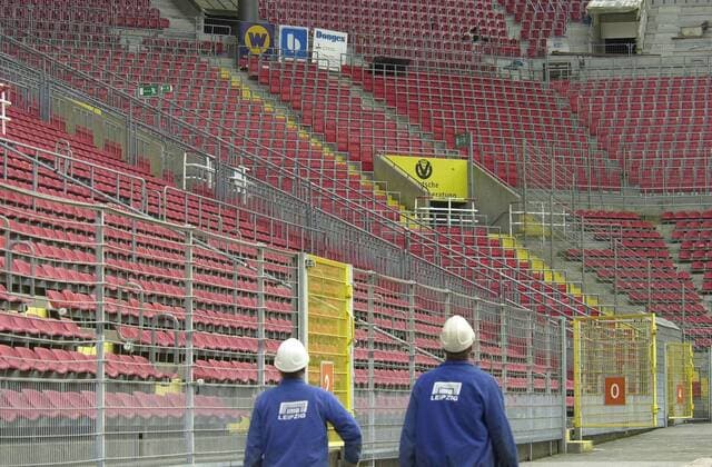 Im Betzenbergstadion in Kaiserslautern wird mit Hochdruck am Dienstag (3.2.2004) an der neuen Tribüne gearbeitet. Kaiserslauterns Betzenberg wird Austragungsort der FIFA Fußball-Weltmeisterschaft 2006 in Deutschland sein und ist die Heimstätte des 1. FC Kaiserslautern in der Fußball-Bundesliga .