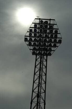 Im Betzenbergstadion in Kaiserslautern wird mit Hochdruck am Dienstag (3.2.2004) an der neuen Tribüne gearbeitet. Kaiserslauterns Betzenberg wird Austragungsort der FIFA Fußball-Weltmeisterschaft 2006 in Deutschland sein und ist die Heimstätte des 1. FC Kaiserslautern in der Fußball-Bundesliga .
