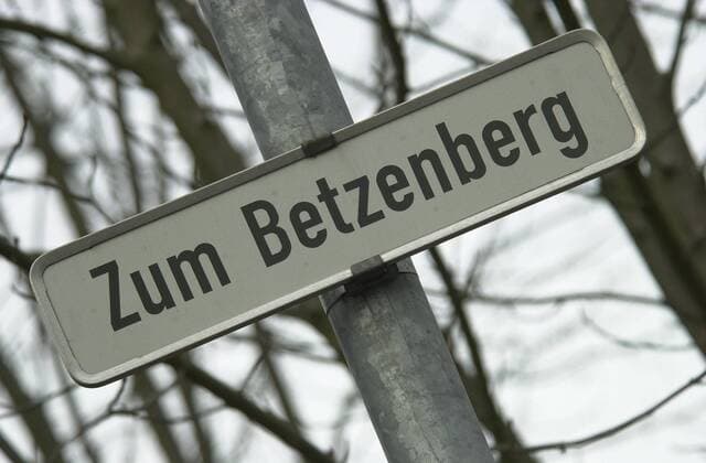 Im Betzenbergstadion in Kaiserslautern wird mit Hochdruck am Dienstag (3.2.2004) an der neuen Tribüne gearbeitet. Kaiserslauterns Betzenberg wird Austragungsort der FIFA Fußball-Weltmeisterschaft 2006 in Deutschland sein und ist die Heimstätte des 1. FC Kaiserslautern in der Fußball-Bundesliga .