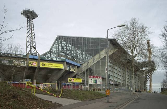 Im Betzenbergstadion in Kaiserslautern wird mit Hochdruck am Dienstag (3.2.2004) an der neuen Tribüne gearbeitet. Kaiserslauterns Betzenberg wird Austragungsort der FIFA Fußball-Weltmeisterschaft 2006 in Deutschland sein und ist die Heimstätte des 1. FC Kaiserslautern in der Fußball-Bundesliga .