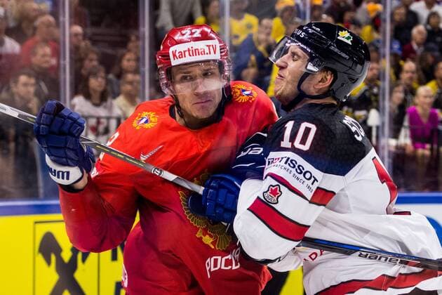 180517 Kanadas Brayden Schenn tacklar Rysslands Nikita Zaitsev under kvartsfinalen i ishockey-VM mellan Ryssland och Kanada den 17 maj 2018 i Köpenhamn. Copyright: PETTERxARVIDSON BB180517PA014