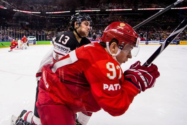 180517 Kanadas Matt Barzal tacklar Rysslands Nikita Gusev under kvartsfinalen i ishockey-VM mellan Ryssland och Kanada den 17 maj 2018 i Köpenhamn. Copyright: PETTERxARVIDSON BB180517PA018