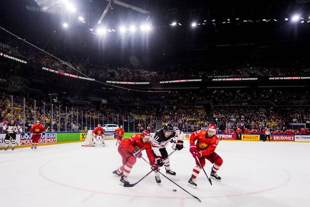 Bilder des Tages - SPORT 180517 Kanadas Jean-Gabriel Pageau i kamp med Rysslands Ilya Kablukov och Yevgeni Dadonov under kvartsfinalen i ishockey-VM mellan Ryssland och Kanada den 17 maj 2018 i Köpenhamn. Copyright: PETTERxARVIDSON BB180517PA019