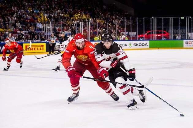 180517 Rysslands Vladislav Gavrikov och Kanadas Ryan Nugent Hopkins under kvartsfinalen i ishockey-VM mellan Ryssland och Kanada den 17 maj 2018 i Köpenhamn. Copyright: PETTERxARVIDSON BB180517PA017