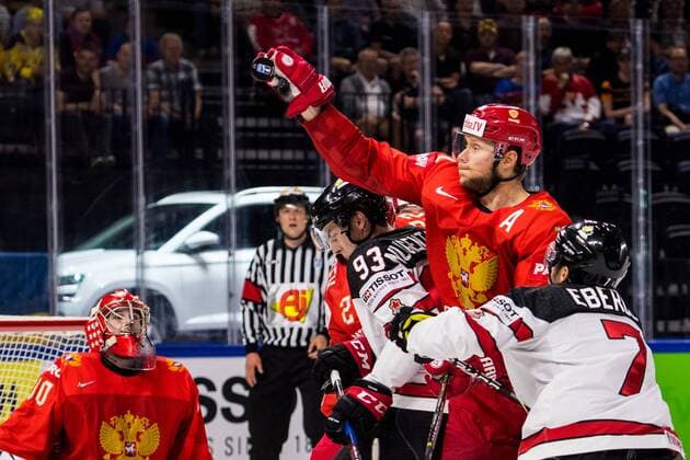 180517 Rysslands Sergei Andronov sträcker sig efter pucken i kamp med Kanadas Ryan Nugent Hopkins under kvartsfinalen i ishockey-VM mellan Ryssland och Kanada den 17 maj 2018 i Köpenhamn. Copyright: PETTERxARVIDSON BB180517PA023