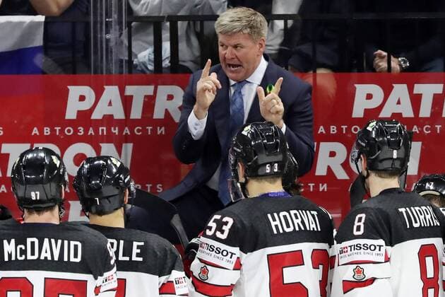 COPENHAGEN, DENMARK - MAY 17, 2018: Head coach Bill Peters (back) of the Canadian team instructs players during the 2018 IIHF Ice hockey Eishockey World Championship WM Weltmeisterschaft Quarterfinal match against Russia at Royal Arena. Anton Novoderezhkin TASS  TS07FE26