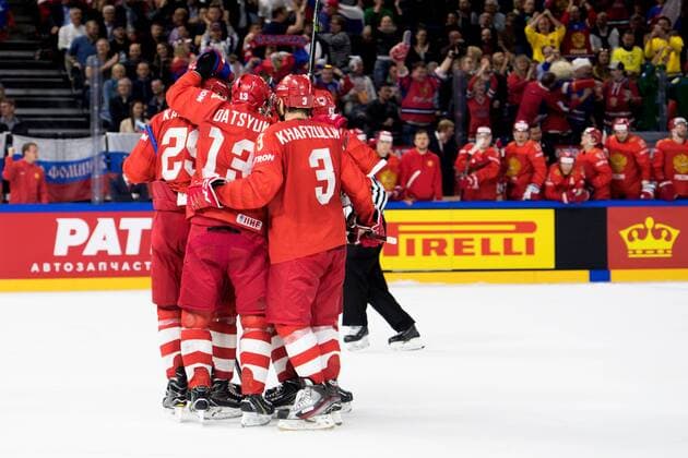 180517 Rysslands Alexander Barabanov jublar med lagkamrater efter 2-2 under kvartsfinalen i ishockey-VM mellan Ryssland och Kanada den 17 maj 2018 i Köpenhamn. Copyright: PETTERxARVIDSON BB180517PA025