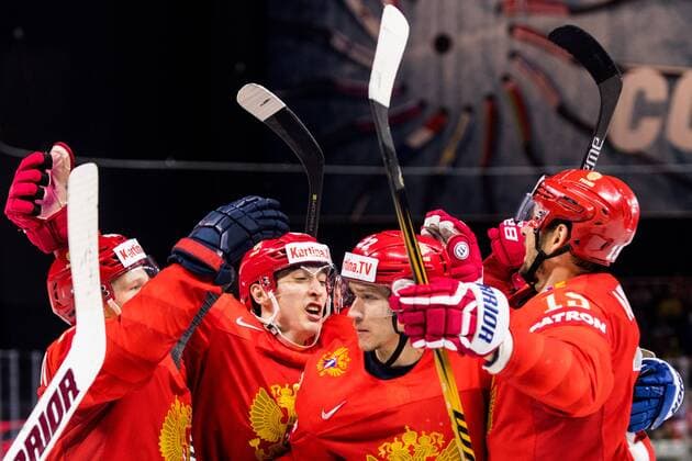 180517 Rysslands spelare jublar efter 1-2 malet genom Ilya Mikheyev (m) under kvartsfinalen i ishockey-VM mellan Ryssland och Kanada den 17 maj 2018 i Köpenhamn. Copyright: PETTERxARVIDSON BB180517PA032