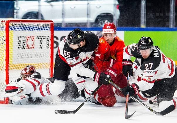 180517 Rysslands Ilya Kablukov i kamp med Kanadas Colton Parayko och Ryan Murray framför malvakt Darcy Kuemper under kvartsfinalen i ishockey-VM mellan Ryssland och Kanada den 17 maj 2018 i Köpenhamn. Copyright: PETTERxARVIDSON BB180517PA038