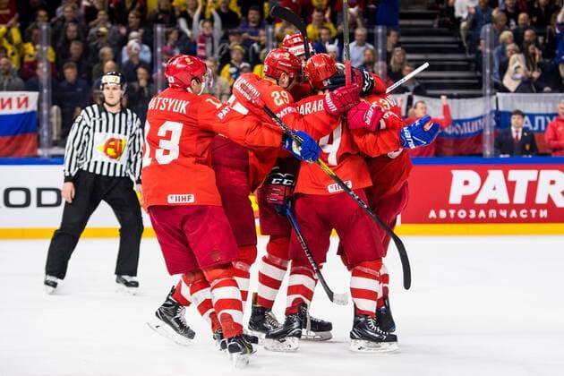 180517 Rysslands spelare jublar efter 2-2 malet genom Alexander Barabanov under kvartsfinalen i ishockey-VM mellan Ryssland och Kanada den 17 maj 2018 i Köpenhamn. Copyright: PETTERxARVIDSON BB180517PA039