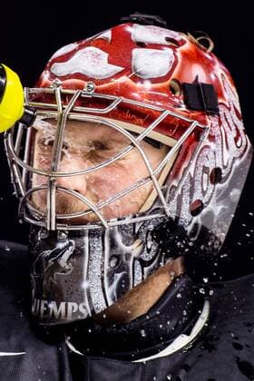 180517 Kanadas malvakt Darcy Kuemper sprutar vatten i ansiktet under kvartsfinalen i ishockey-VM mellan Ryssland och Kanada den 17 maj 2018 i Köpenhamn. Copyright: PETTERxARVIDSON BB180517PA042