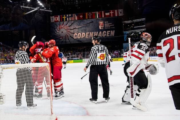 180517 Rysslands spelare jublar efter 1-2 malet genom Ilya Mikheyev och Kanadas malvakt Darcy Kuemper (th) deppar under kvartsfinalen i ishockey-VM mellan Ryssland och Kanada den 17 maj 2018 i Köpenhamn. Copyright: PETTERxARVIDSON BB180517PA043