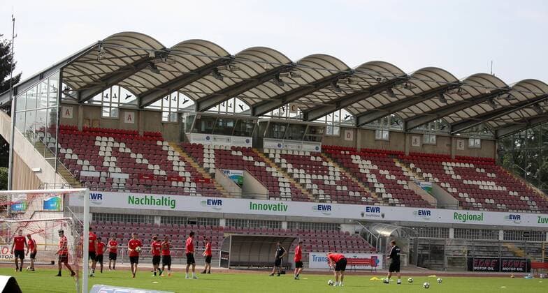 Fußball, Stadiongeschichte Wormatia Worms Trainingsprogramm in der EWR Arena vor der Haupttribüne, VfR Wormatia Worms, Trainingseinheit am 17.05.2018, xmdx, VfR Wormatia Worms Trainingseinheit