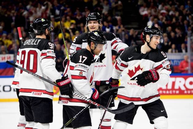 180517 Kanadas Kyle Turris jublar med lagkamrater efter 2-3 under kvartsfinalen i ishockey-VM mellan Ryssland och Kanada den 17 maj 2018 i Köpenhamn. Copyright: PETTERxARVIDSON BB180517PA046