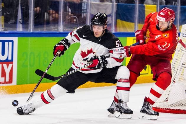 Bilder des Tages - SPORT 180517 Kanadas Bo Horvat och Rysslands Sergei Andronov under kvartsfinalen i ishockey-VM mellan Ryssland och Kanada den 17 maj 2018 i Köpenhamn. Copyright: PETTERxARVIDSON BB180517PA064