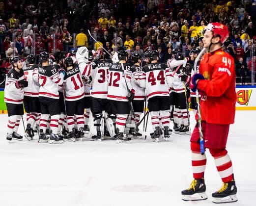 180517 Kanadas spelare jublar efter det matchavgörande 4-5 malet i förlängningen genom Ryan O Reilly och Rysslands Yegor Yakovlev deppar i förgrunden under kvartsfinalen i ishockey-VM mellan Ryssland och Kanada den 17 maj 2018 i Köpenhamn. Copyright: PETTERxARVIDSON BB180517PA072