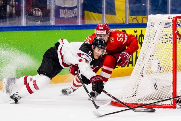 180517 Kanadas Kyle Turris och Rysslands Bogdan Kiselevich under kvartsfinalen i ishockey-VM mellan Ryssland och Kanada den 17 maj 2018 i Köpenhamn. Copyright: PETTERxARVIDSON BB180517PA079