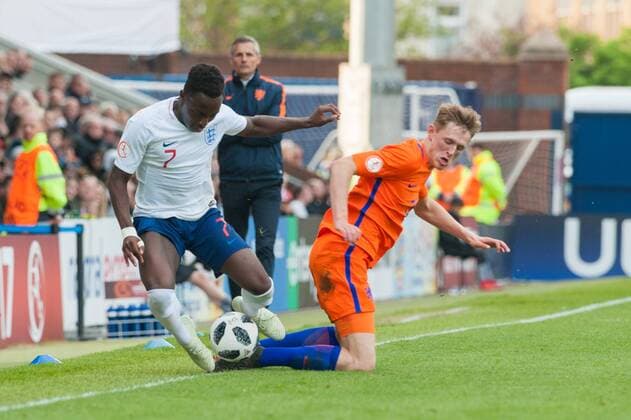 England v Netherlands UEFA EURO EM Europameisterschaft Fussball U17 U 17 Championship Semi-Final Arvin Appiah of England battles for possession with Wouter Burger of the Netherlands as Netherlands manager Kees Van Wonderen looks on during the UEFA Euro U17 Championship Semi-Final match at the Proact stadium, Chesterfield Content Not Available For UK Newspapers Copyright: xMattxWilkinsonx FIL-11809-0012