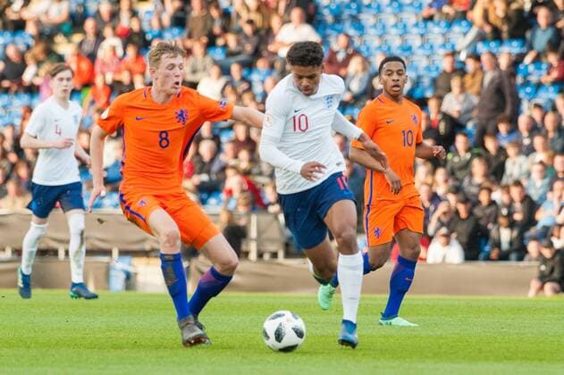 England v Netherlands UEFA EURO EM Europameisterschaft Fussball U17 U 17 Championship Semi-Final Faustino Anjorin of England tries to find a way past Wouter Burger of the Netherlands during the UEFA Euro U17 Championship Semi-Final match at the Proact stadium, Chesterfield Content Not Available For UK Newspapers Copyright: xMattxWilkinsonx FIL-11809-0014