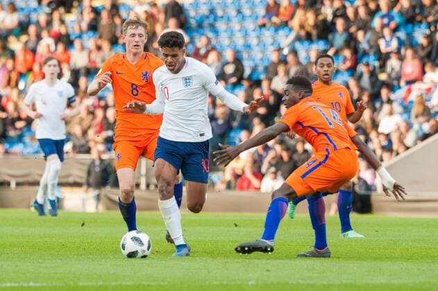 England v Netherlands UEFA EURO EM Europameisterschaft Fussball U17 U 17 Championship Semi-Final Faustino Anjorin of England tries to find a way past Wouter Burger (left) and Cristopher Mamengi of the Netherlands (right) during the UEFA Euro U17 Championship Semi-Final match at the Proact stadium, Chesterfield Content Not Available For UK Newspapers Copyright: xMattxWilkinsonx FIL-11809-0015