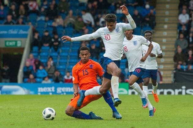 England v Netherlands UEFA EURO EM Europameisterschaft Fussball U17 U 17 Championship Semi-Final Faustino Anjorin of England battles for possession with Jurrien Maduro of the Netherlands during the UEFA Euro U17 Championship Semi-Final match at the Proact stadium, Chesterfield Content Not Available For UK Newspapers Copyright: xMattxWilkinsonx FIL-11809-0020