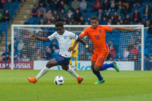 England v Netherlands UEFA EURO EM Europameisterschaft Fussball U17 U 17 Championship Semi-Final Bukayo Saka of England holds off Quinten Maduro of the Netherlands during the UEFA Euro U17 Championship Semi-Final match at the Proact stadium, Chesterfield Content Not Available For UK Newspapers Copyright: xMattxWilkinsonx FIL-11809-0024