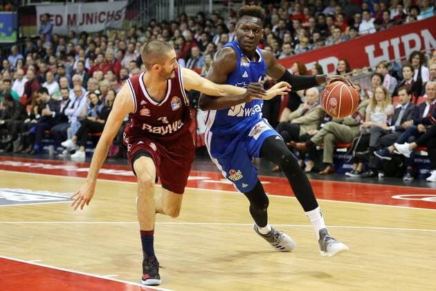 Braydon Hobbs (Bayern Basketball) und Isaac Bonga (Frankfurt) waehrend dem Viertelfinal Spiel 5 zwischen dem FC Bayern Basketball und den Fraport Skyliners Frankfurt am 17.05.18 im Audi Dome Muenchen. easyCredit BBL PlayOff Viertelfinale, FC Bayern Muenchen Basketball vs.Fraport Skyliners Muenchen Copyright: xEibner-Pressefoto Engelbrechtx EP_MET
