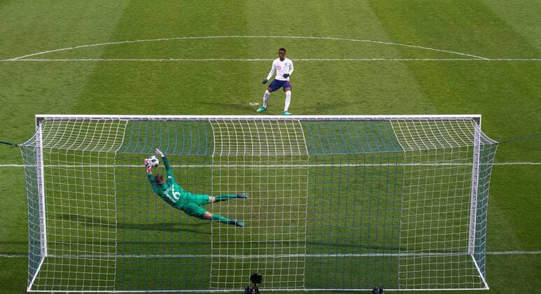 Bilder des Tages - SPORT England U17 U 17 go out of the tournament after Goalkeeper Joey Koorevaar (Feyenoord) of Holland U17 saves a penalty in the shootout from Folarin Balogun (Arsenal) of England U17 during the UEFA Under-17 Euro Championship semi-final match between England and Netherlands at the b2net stadium, Chesterfield, England on 17 May 2018. Copyright: xAndyxRowlandx PMI-2035-0001