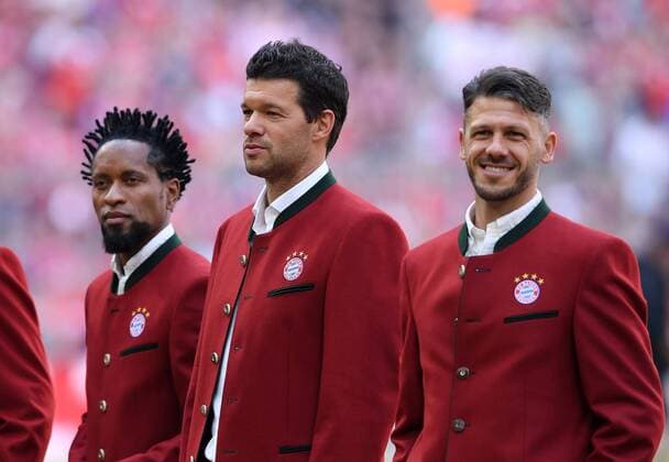 FUSSBALL 1. BUNDESLIGA SAISON 2017 2018 34. SPIELTAG FC Bayern Muenchen - VfB Stuttgart 12.05.2018 Der FC Bayern feiert den Gewinn der 28. Deutsche Meisterschaft: FC Bayern Muenchen Legenden, Ze Roberto, Michael Ballack und Martin Demichelis (v.li.) Muenchen