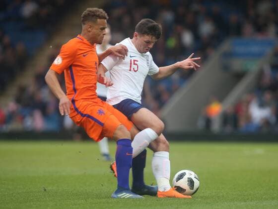 May 17, 2018 - Chesterfield, United Kingdom - Bobby Duncan of England Under 17 holds of Liam van Gelderen of Netherlands Under 17 .during the UEFA Under-17 Championship Semi-Final match between England U17s against Netherlands U17s at Proact Stadium, .Chesterfield FC, England on 17 May 2018. England v Netherlands - UEFA U17 U 17 Championship Semi-Final  - ZUMAn230 20180517_zaa_n230_850 Copyright: xKieranxGalvinx