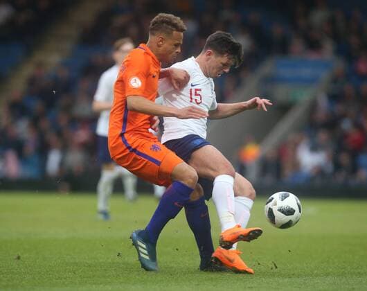May 17, 2018 - Chesterfield, United Kingdom - Bobby Duncan of England Under 17 holds of Liam van Gelderen of Netherlands Under 17 .during the UEFA Under-17 Championship Semi-Final match between England U17s against Netherlands U17s at Proact Stadium, .Chesterfield FC, England on 17 May 2018. England v Netherlands - UEFA U17 U 17 Championship Semi-Final  - ZUMAn230 20180517_zaa_n230_861 Copyright: xKieranxGalvinx