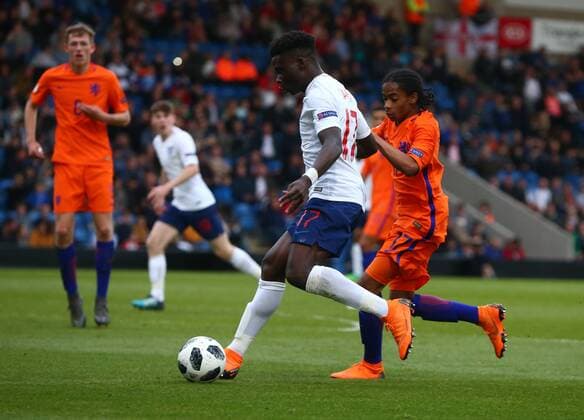 May 17, 2018 - Chesterfield, United Kingdom - Bukayo Saka of England Under 17 holds of Crysencio Summerville of Netherlands Under 17 .during the UEFA Under-17 Championship Semi-Final match between England U17s against Netherlands U17s at Proact Stadium, .Chesterfield FC, England on 17 May 2018. England v Netherlands - UEFA U17 U 17 Championship Semi-Final  - ZUMAn230 20180517_zaa_n230_875 Copyright: xKieranxGalvinx