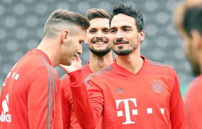 Bilder des Tages - SPORT 18.05.2018, xpsx, DFB Pokalfinale, Eintracht Frankfurt - FC Bayern Muenchen, Pressekonferenz und Training, emspor v.l. Niklas Süle (FC Bayern München), Mats Hummels (FC Bayern Muenchen) Berlin *** 18 05 2018 xpsx DFB Cup Final Eintracht Frankfurt FC Bayern Munich Press Conference and Training emspor v l Niklas Süle FC Bayern Munich Mats Hummels FC Bayern Munich Berlin