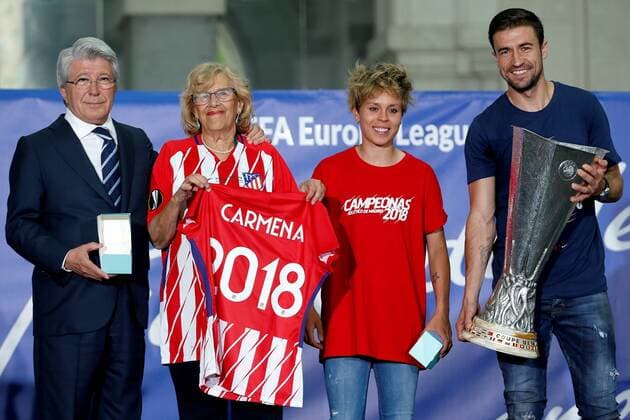 (L-R) Atletico de Madrid s president Enrique Cerezo, Madrid s Mayoress Manuela Carmena, Atletico de Madrid s women team captain Amanda Sampedro and Atletico de Madrid s men s team captain Gabi Fernandez pose during the men s team s celebrations after their UEFA Europa League victory and the women s team celebrations after their Liga Endesa s victory in Madrid, Spain, 18 May 2018. Atletico de Madrid won the UEFA Europa League on 16 May 2018 against Olympique Marseille. Madrid s City Hall celebrates Atletico de Madrid s UEFA Europa League victory !ACHTUNG: NUR REDAKTIONELLE NUTZUNG!  Copyright: xMariscalx GRAF058 20180518-636622645904437823